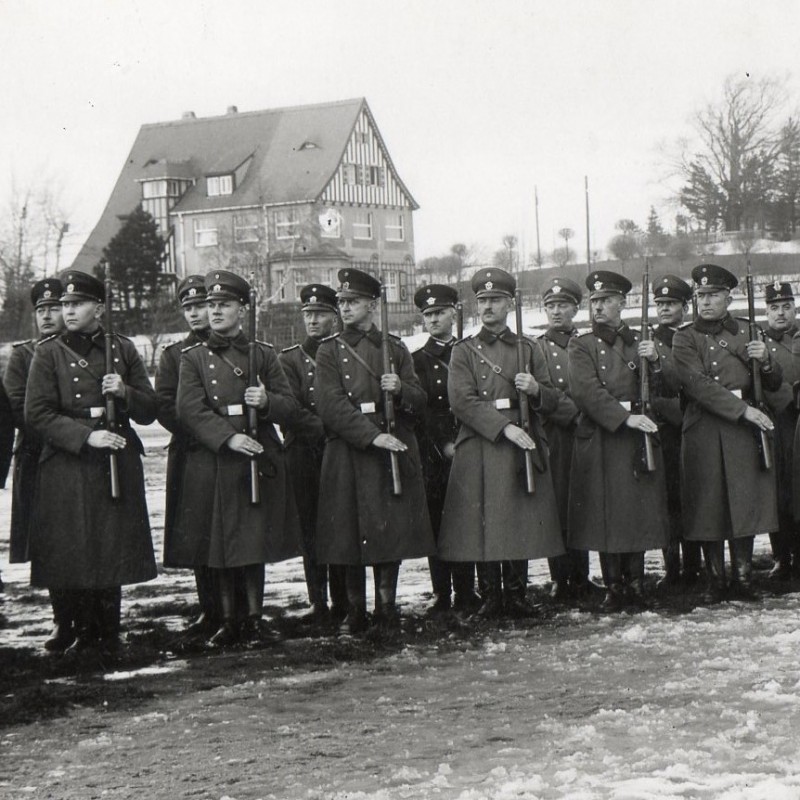 Photos of German police officers with rifles