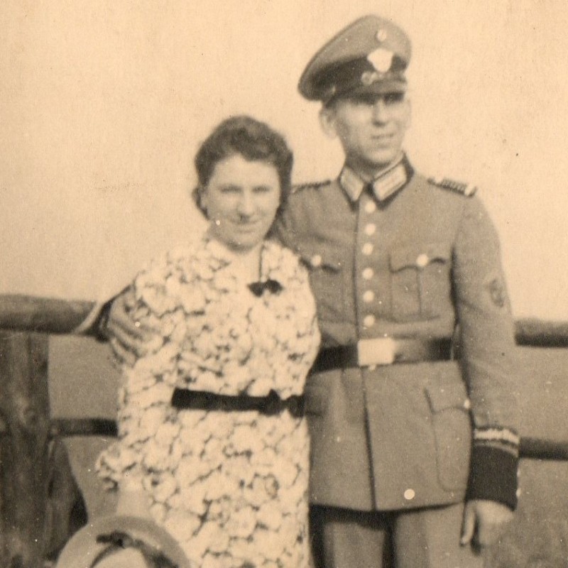 Photo of the sergeant of the German order police with his wife