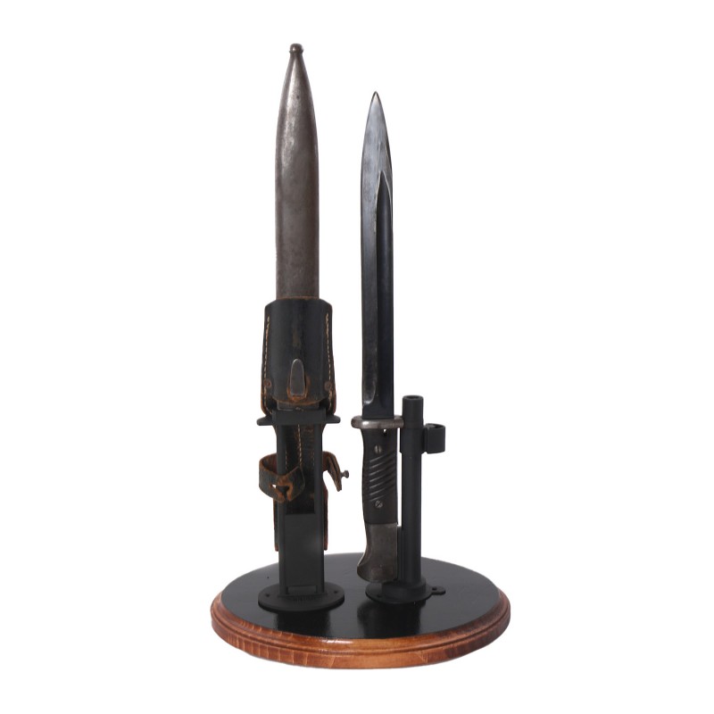 Demonstration stand for the German bayonet K98 and its scabbard