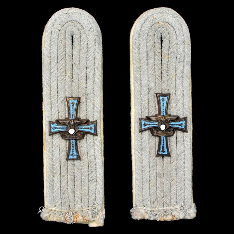 The rarest shoulder straps of a lieutenant of the "Hoch-und-DeutschMeister" regiment of the Wehrmacht