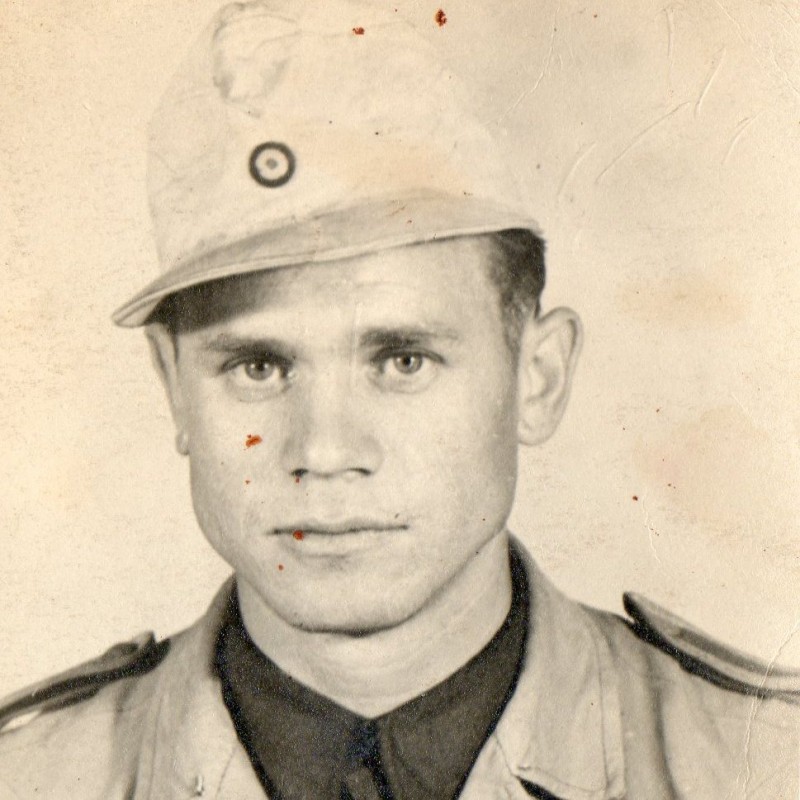 Portrait photo of a Luftwaffe non-commissioned officer in a tropical uniform