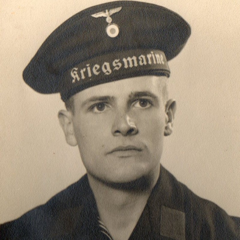 Portrait photo of a Kriegsmarine sailor with the DRL sign