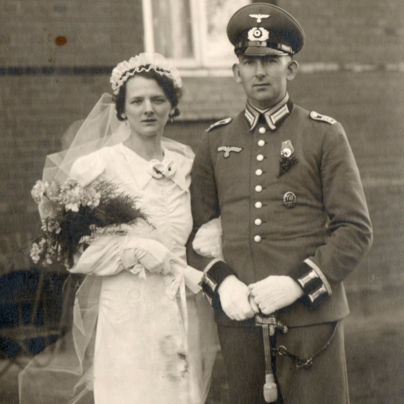 Wedding photo of an Oberfeldwebel of the Wehrmacht with a ceremonial saber