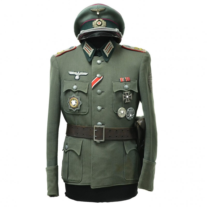 The field jacket of the chief lieutenant of the 10th Artillery Regiment of the Wehrmacht of the 1940 model