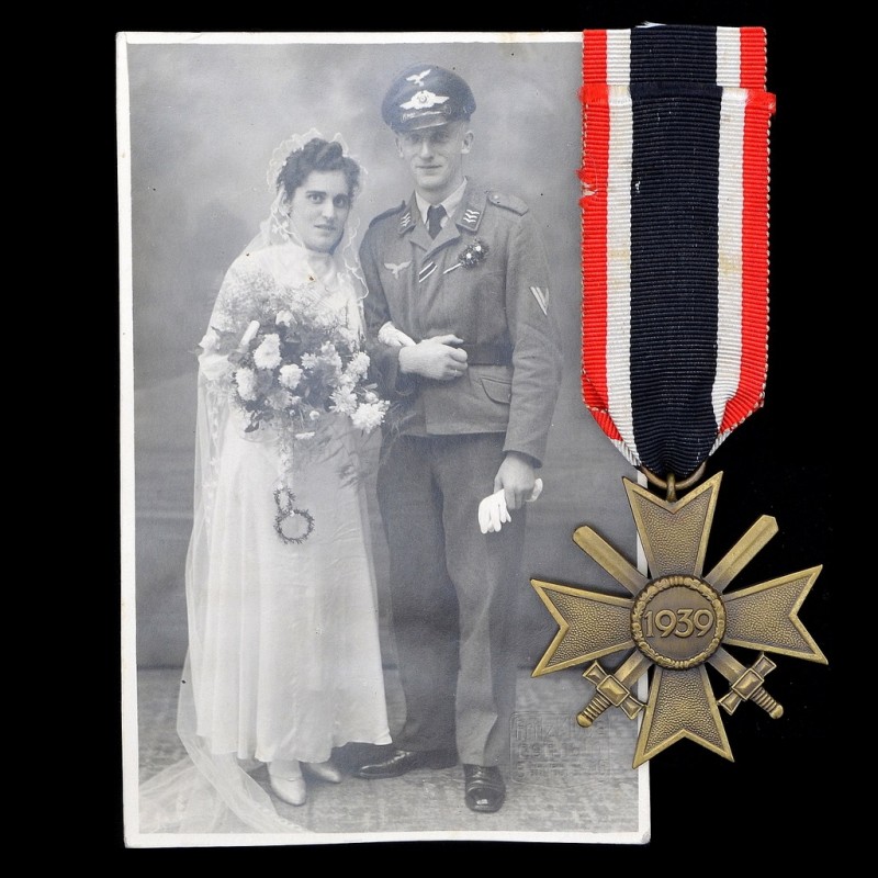 Military Merit Cross 2nd class (KVK2) and a wedding photo of a Luftwaffe lance corporal