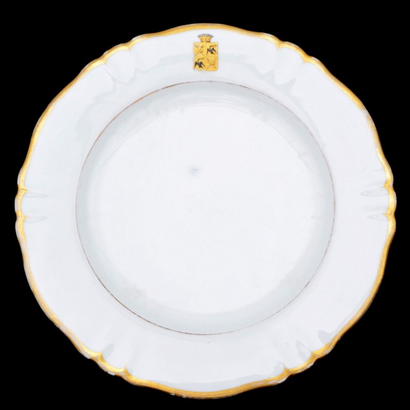 A dining plate with the coat of arms of the Muravyov family