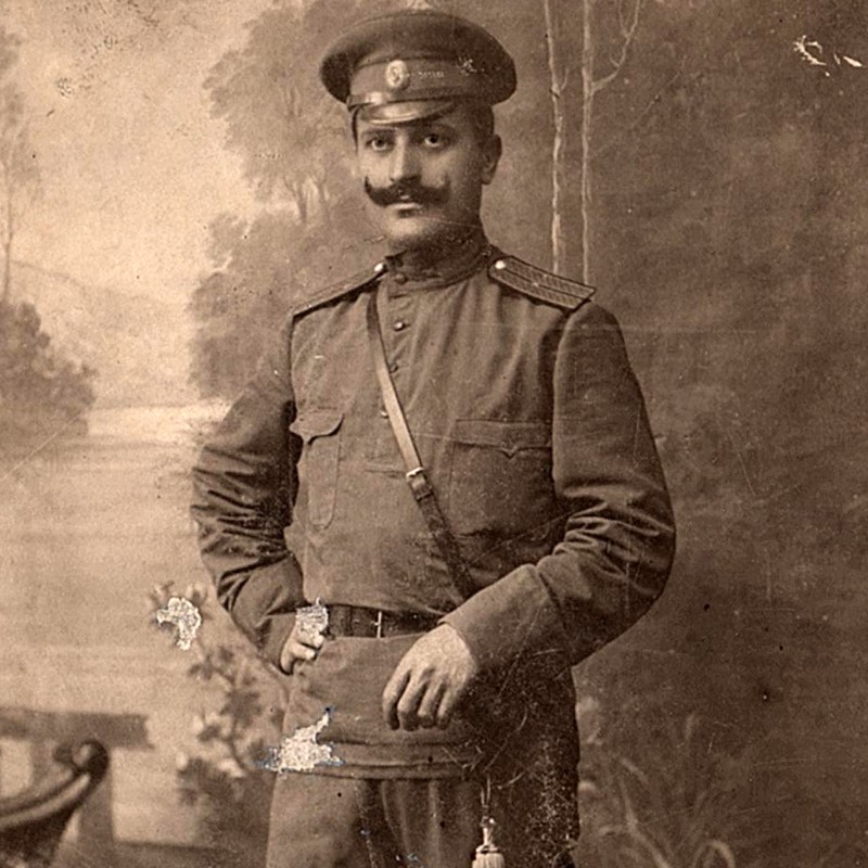Photo of a military official of the RIA cavalry with a saber of the 1881/09 model 