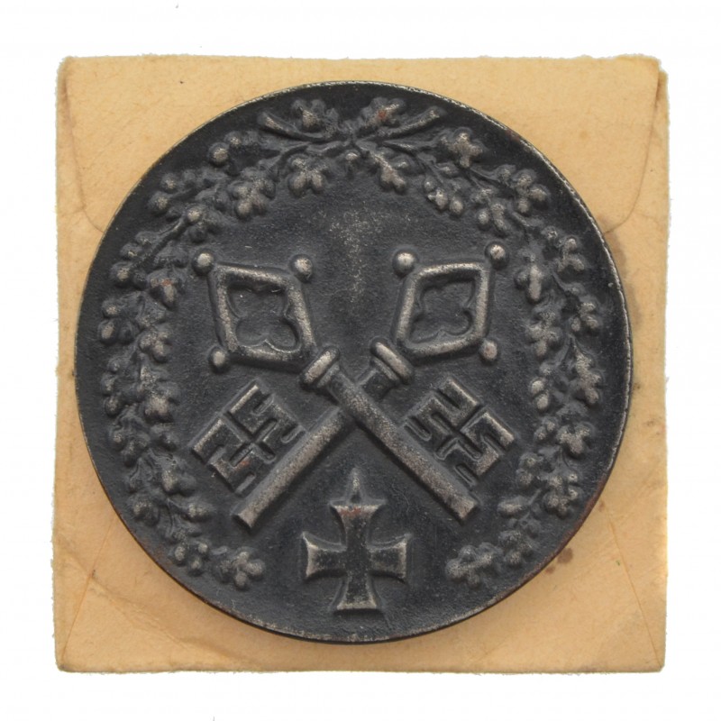 The unbearable medal in honor of the capture of Riga, in a package
