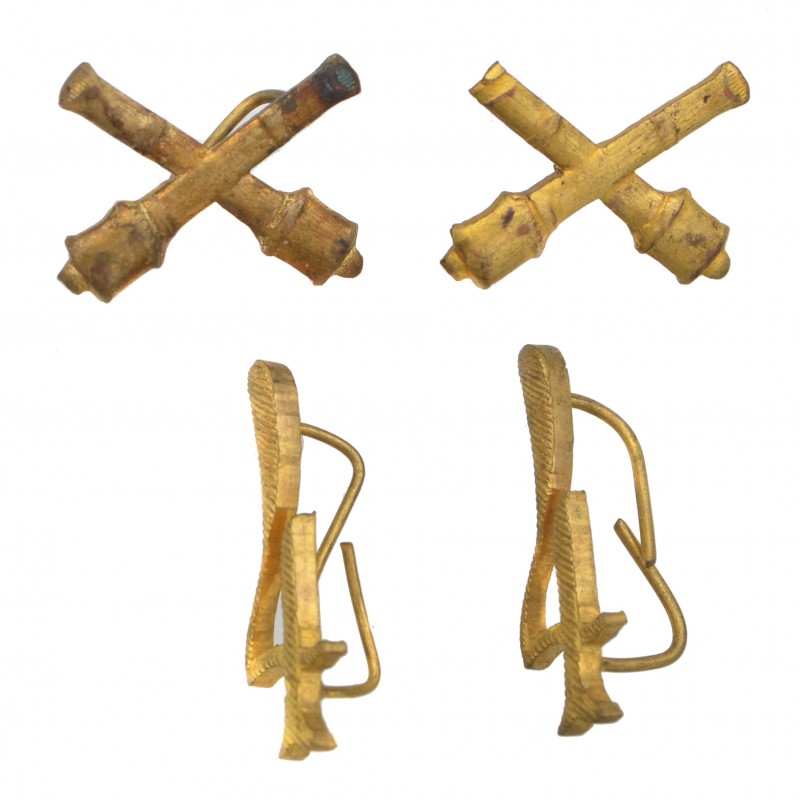 A lot of ciphers and emblems on the shoulder straps of an officer of the 4th Artillery Brigade of the RI