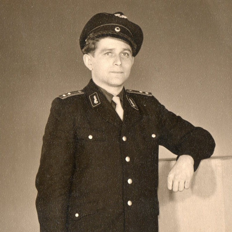 Photo of an employee of the German railway (Reichsbahn) in a service uniform