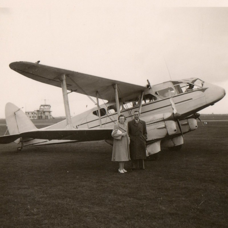 Photo of a married couple at the English passenger plane DH-84 "Dragon"
