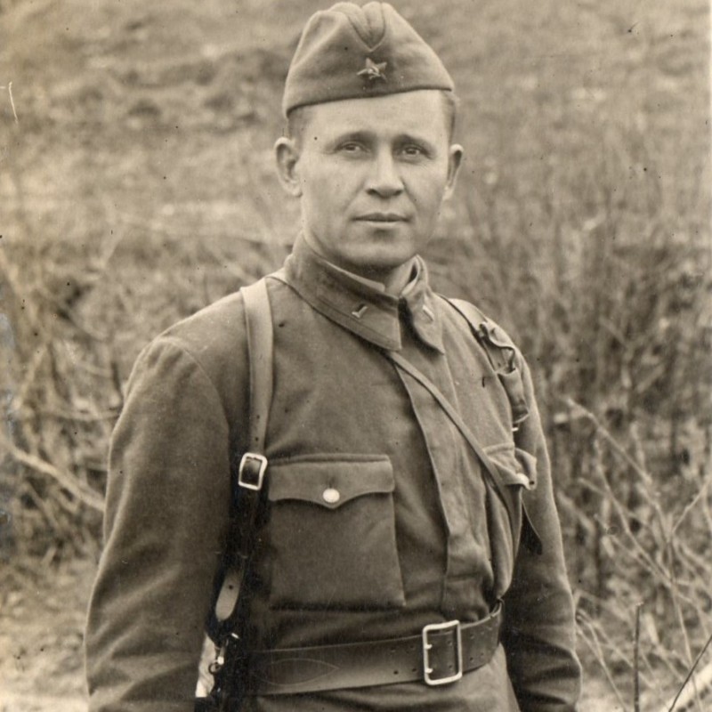 Photo of a Red Army infantry captain in field gear