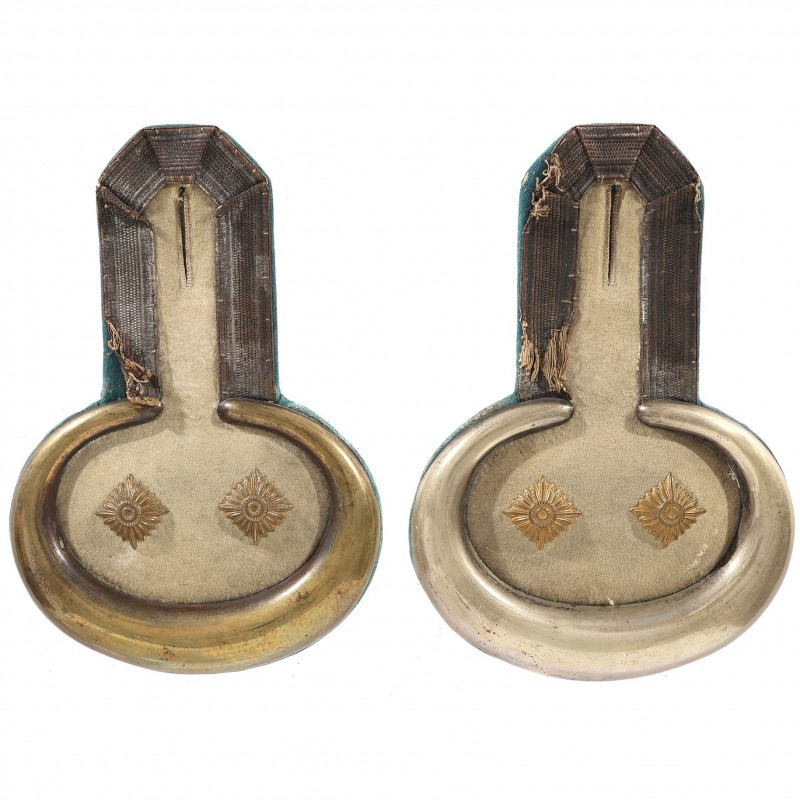 A pair of Bavarian captain's epaulettes