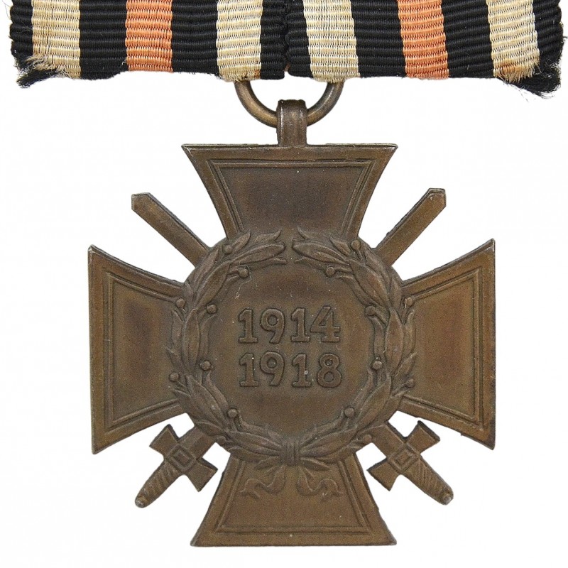 The cross of the PMV veteran, the so-called "Hindenburg cross", on the block