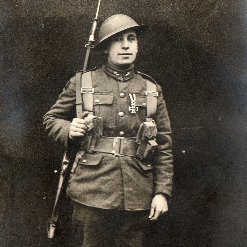 Photo of a British (?) soldier with the Iron cross of the 2nd class of the sample of 1914