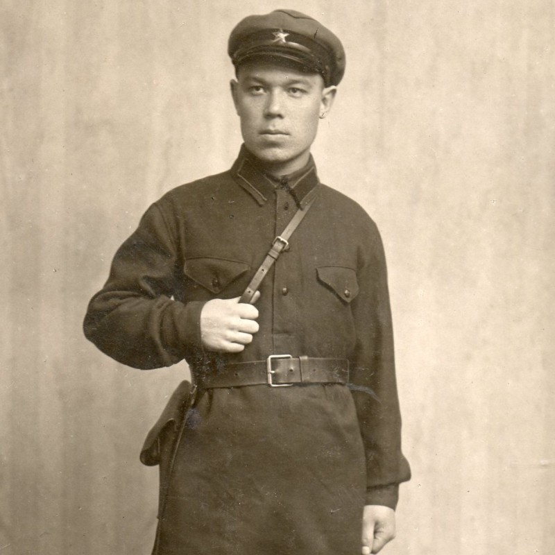 Photo of an OGPU employee in a colored cap and tunic of the 1931 model
