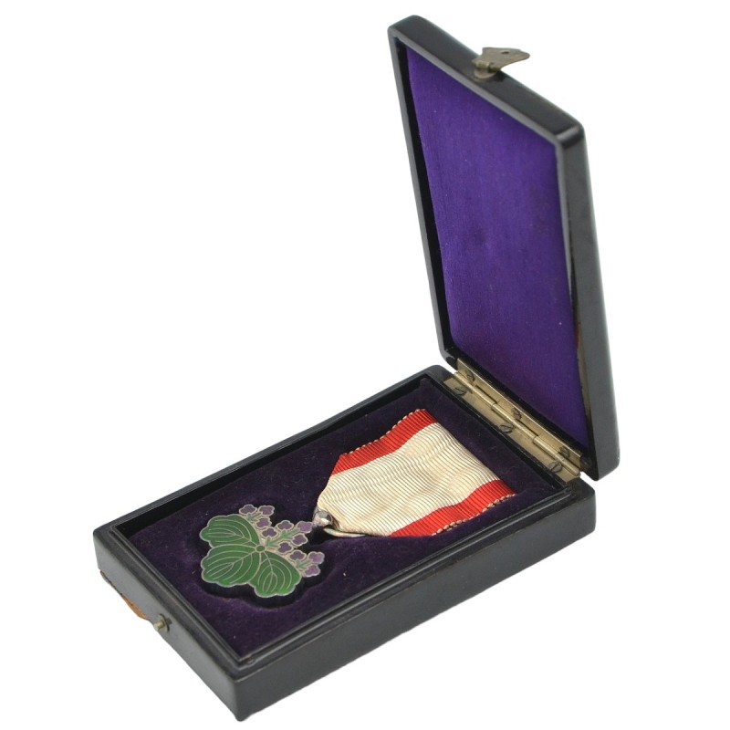 Japanese Order of the Rising Sun, 7th class in a case