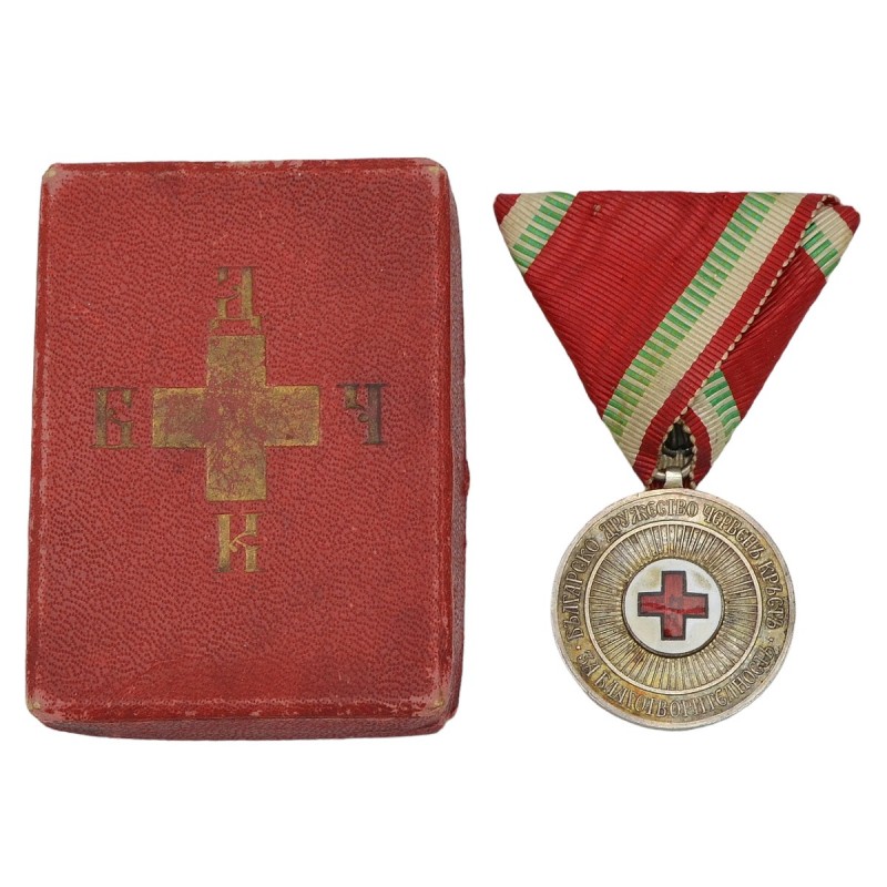 Red Cross medal of the 2nd art. of the sample of 1915, in a case