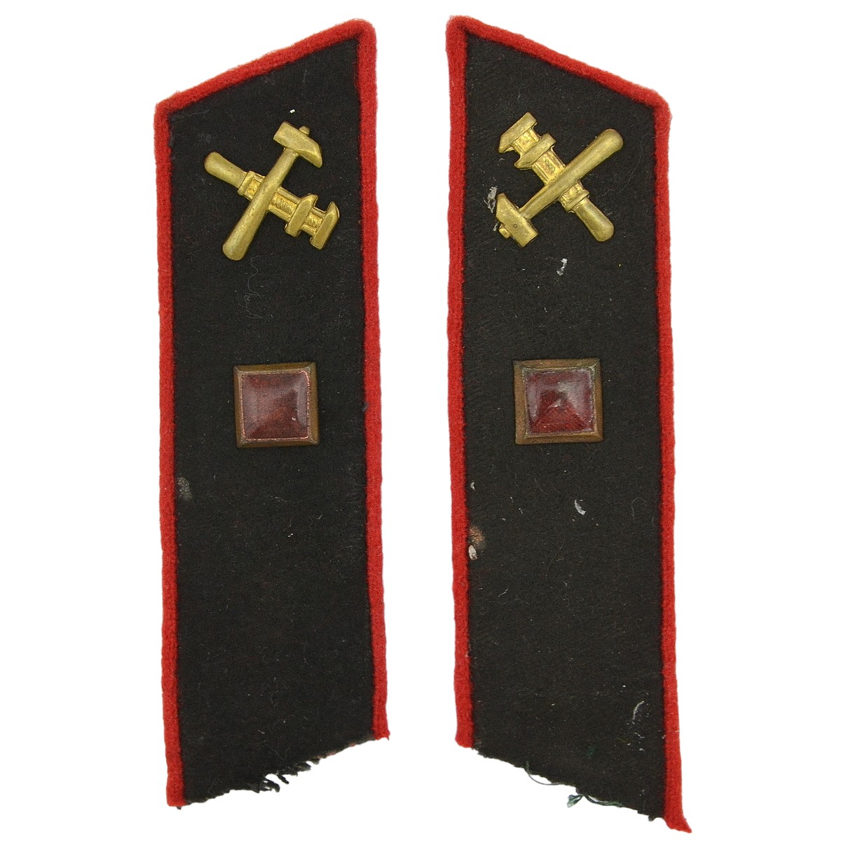 Buttonholes of the junior military engineer of the Red Army artillery of the 1928 model