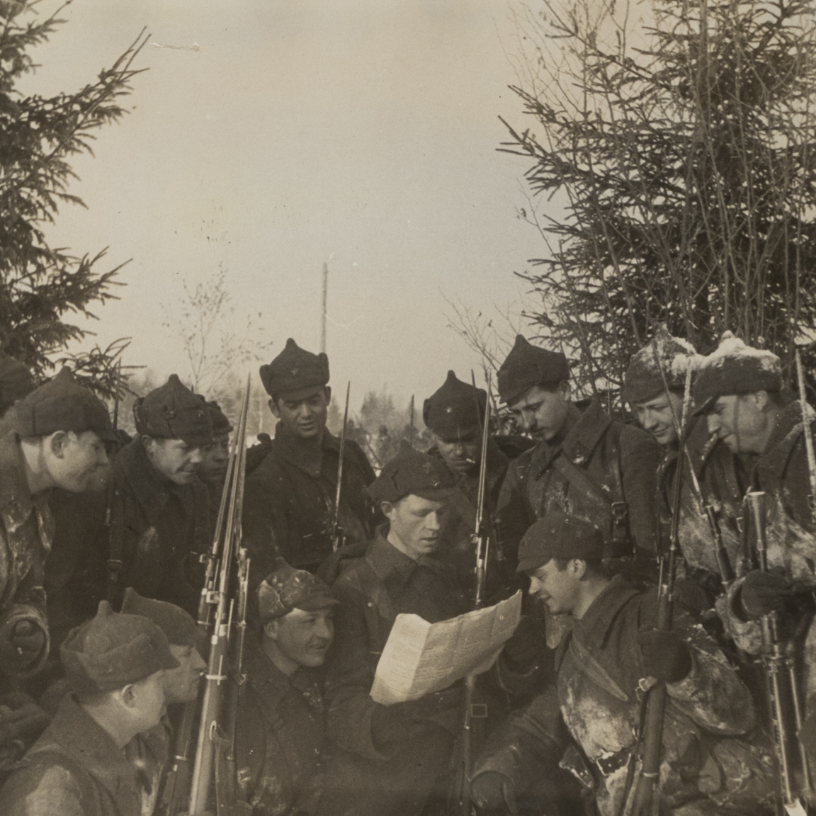 Photo by TASS "Soldiers of the nth unit at a halt reading a newspaper", 1939