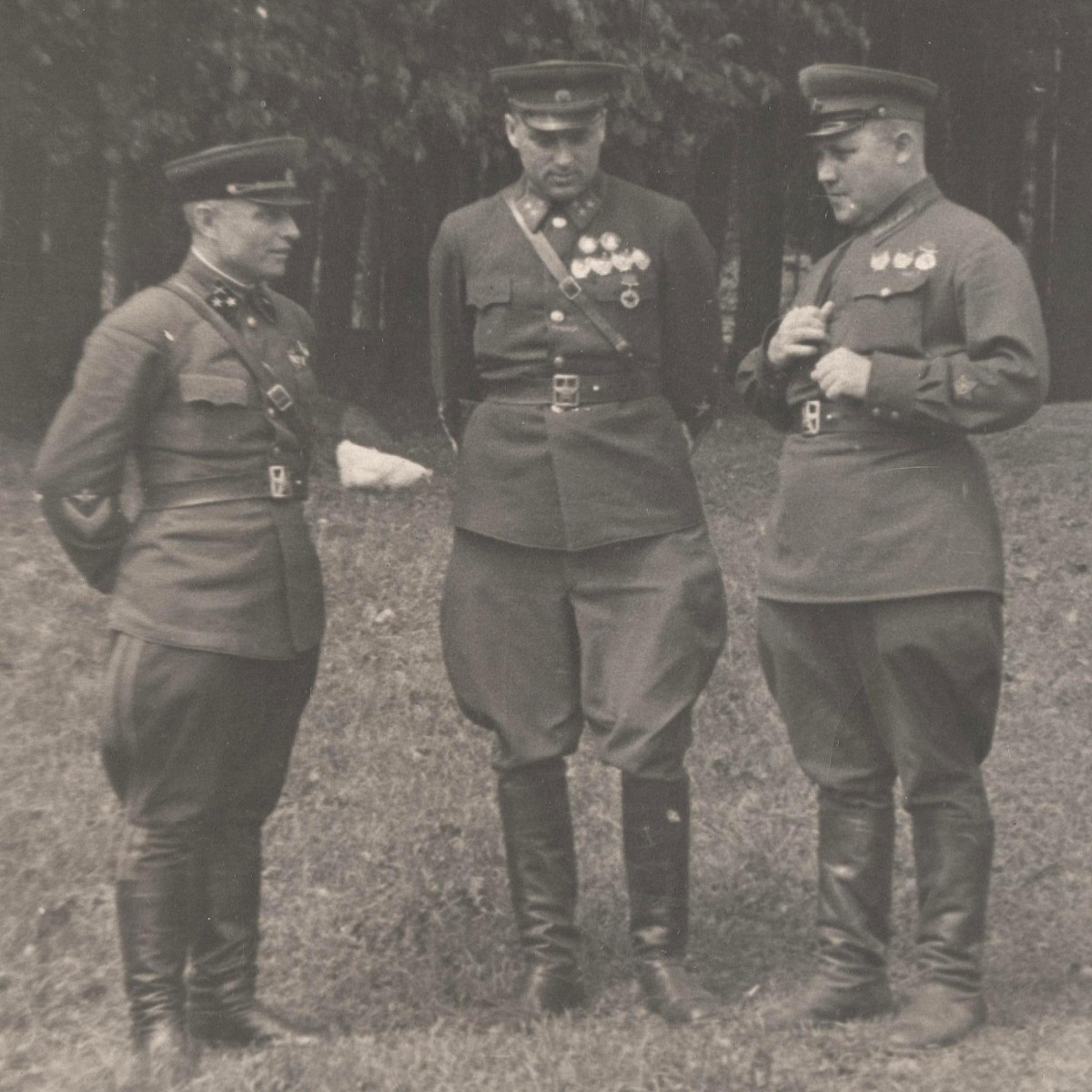 Photos of two future marshals – K. Rokossovsky and V. Kazakov at the front, 1942