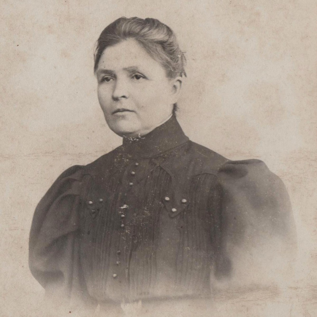 Portrait photo of a woman