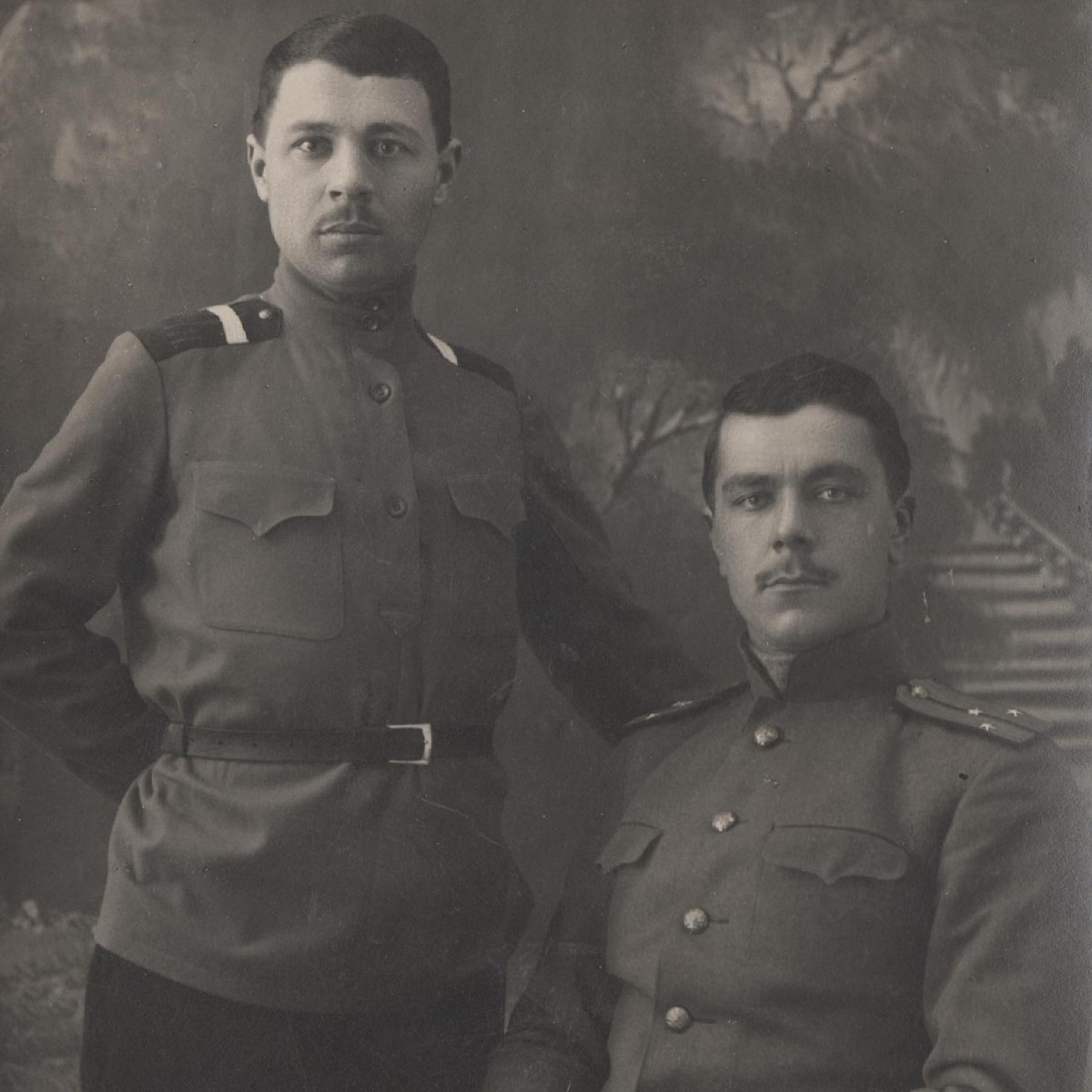 Photo of a lieutenant and a non-commissioned officer of RIA