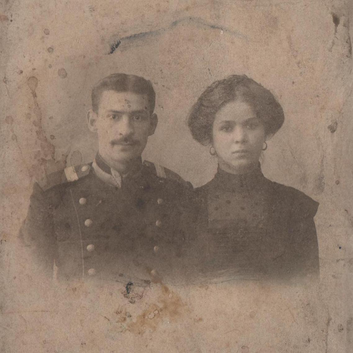 Photo of a non-commissioned officer of RIA with his wife