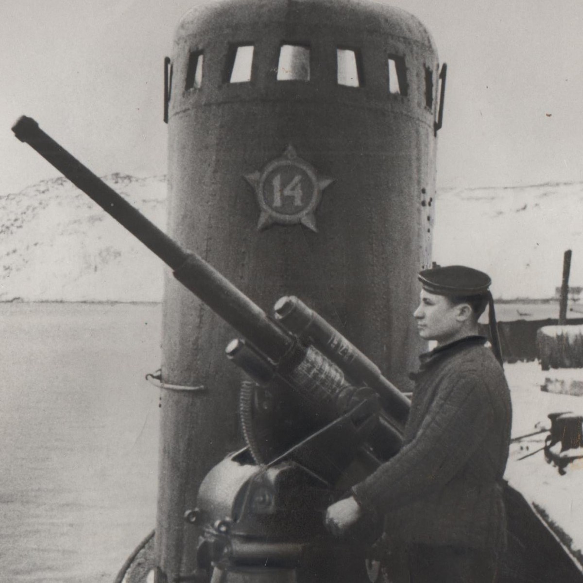 Photo of a sailor at the anti-aircraft gun of a submarine