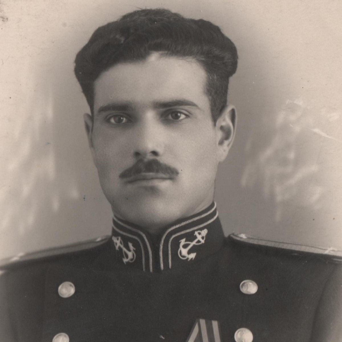 Photo of a navy lieutenant in a ceremonial uniform of the 1945 model