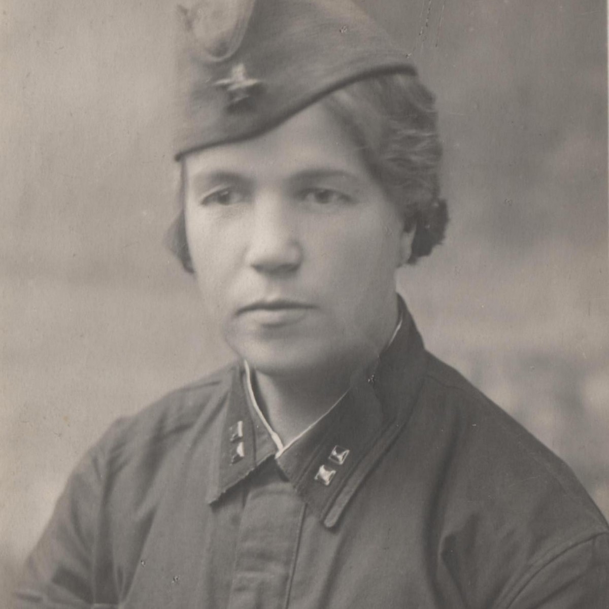 Photo of a female lieutenant of the Red Army