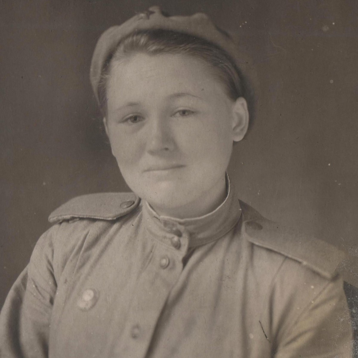 Photo of a girl – an ordinary sanitary (?) service of the Red Army, 1943.