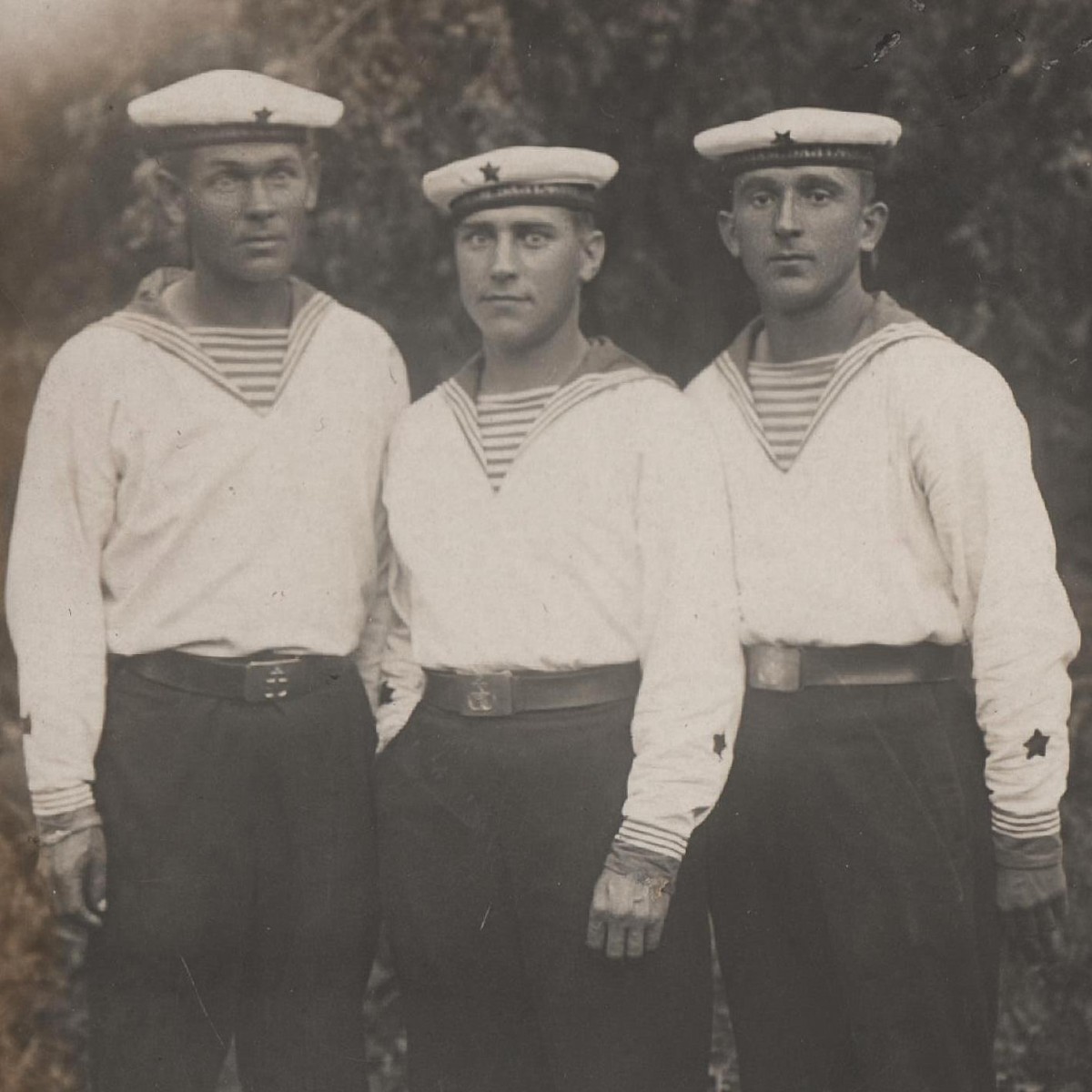 Photo of three sailors of the Russian Navy in summer uniform