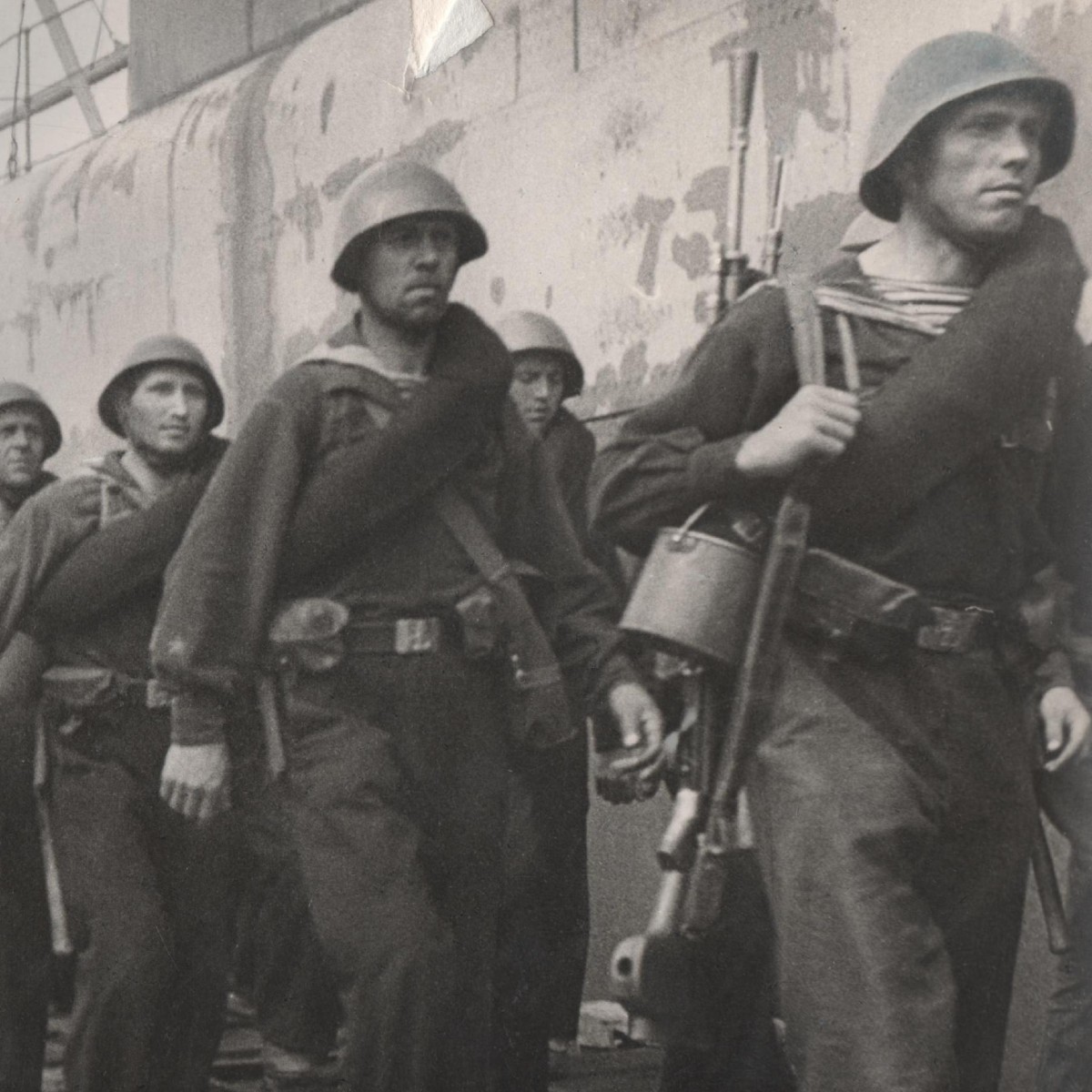 Photos of the Red Sea Fleet sailors in full gear, boarding the ship