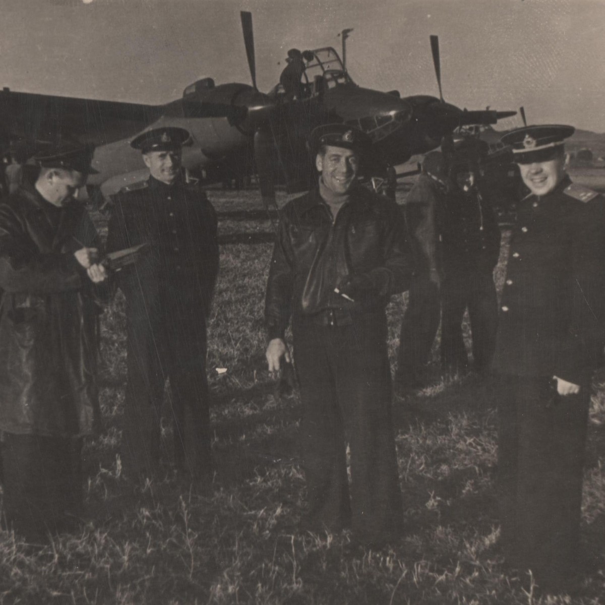 Photo of the SA pilots on the background of the TU-2 aircraft