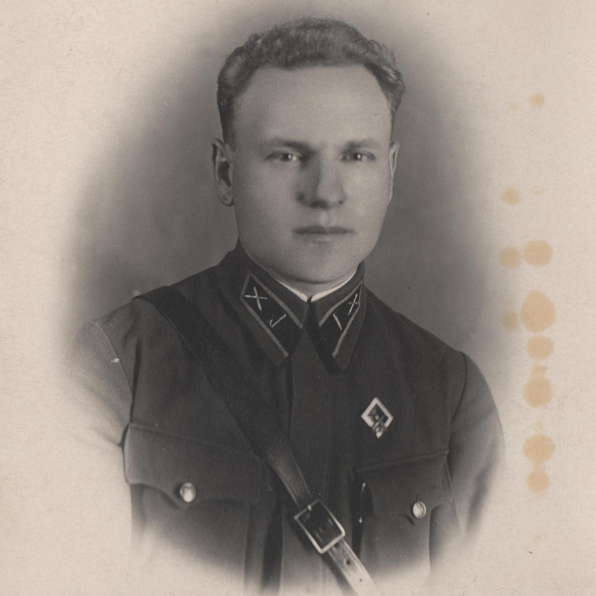 Portrait photo of the captain of the Red Army artillery with the sign "For excellent artillery shooting"