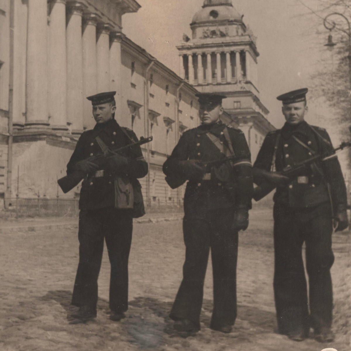 Photo of sailors from the PPSH against the background of the Admiralty building in Leningrad, TASS newsreel