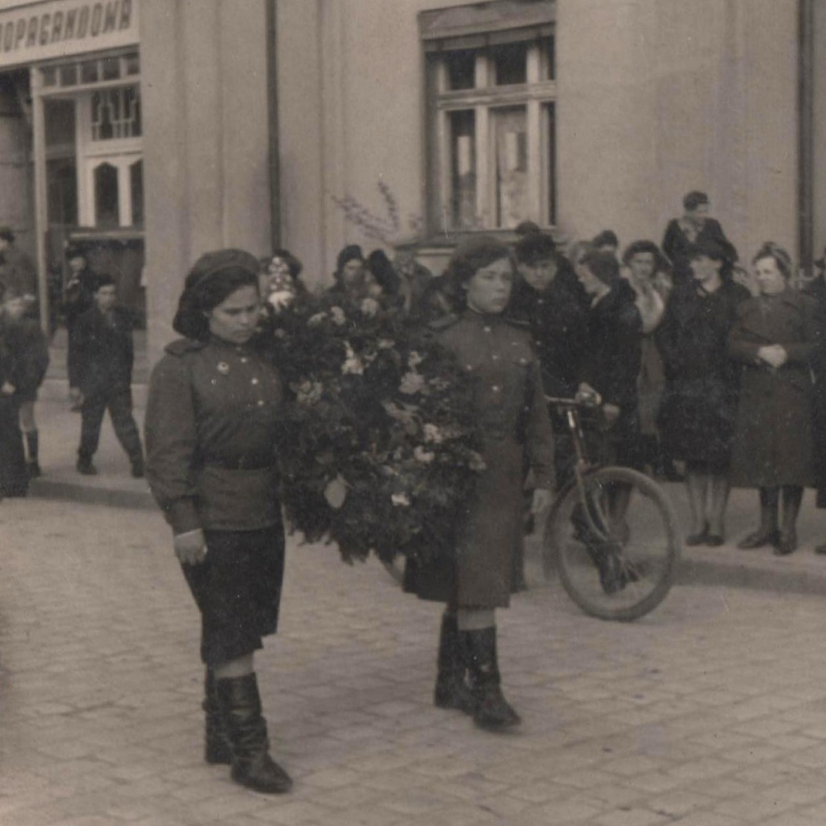 Photos of female soldiers of the Red Army, with a funeral wreath