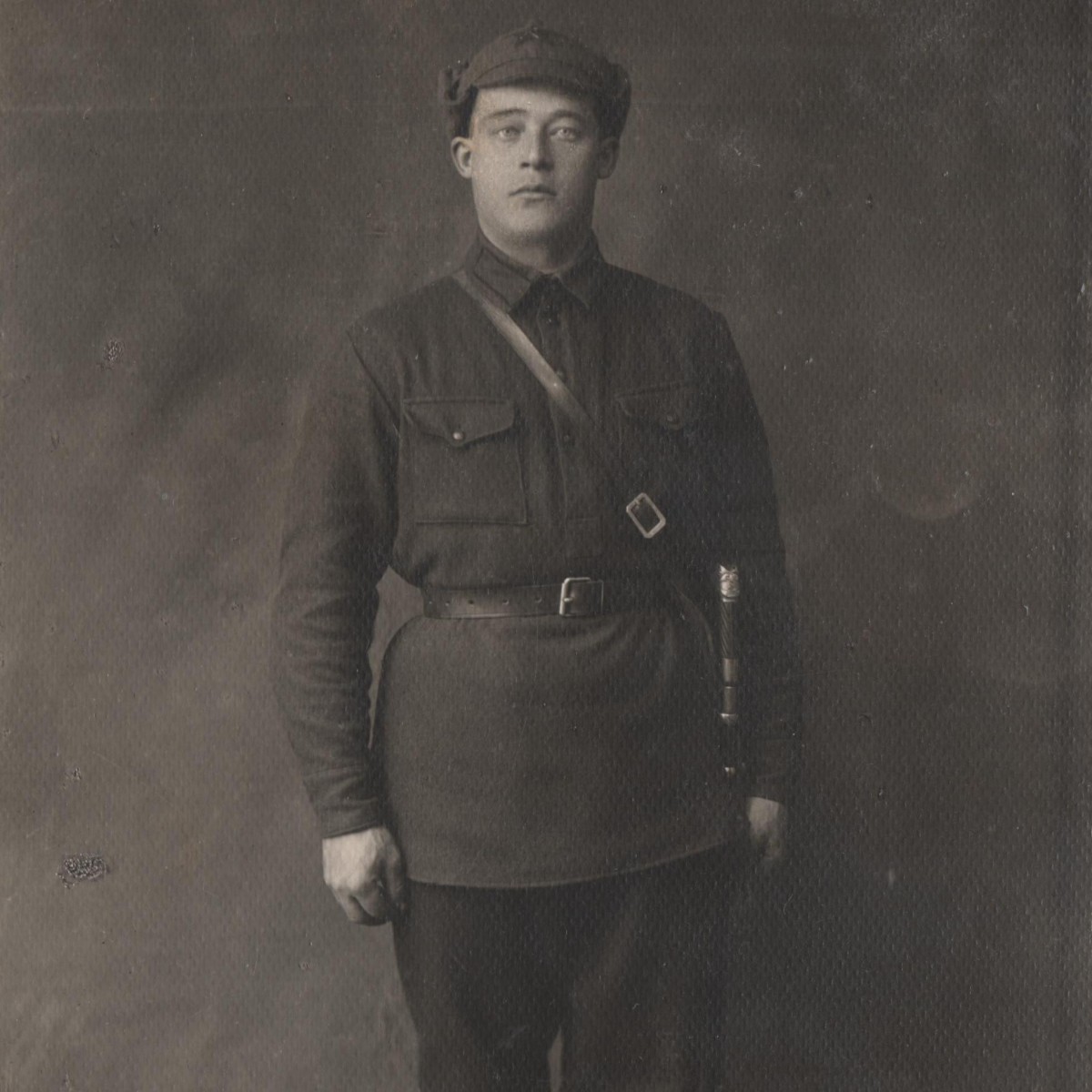 Photo of a Red Army soldier with a 1927 saber with a type 1 pommel, 1931.