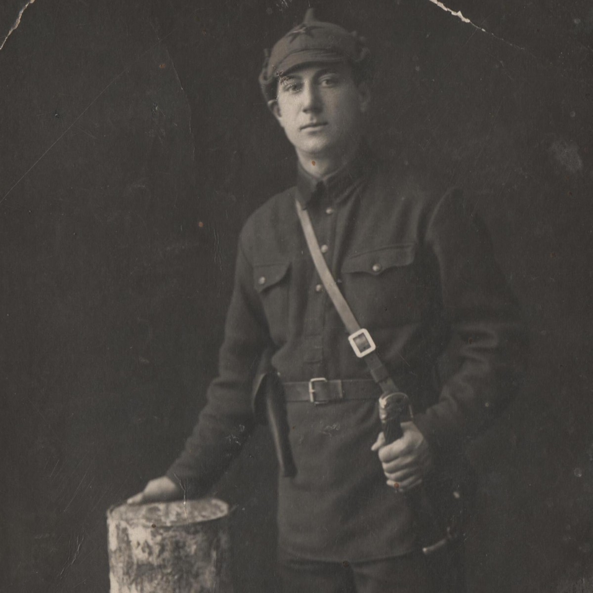 Photo of a Red Army soldier with a 1927 saber with a type 1 finial