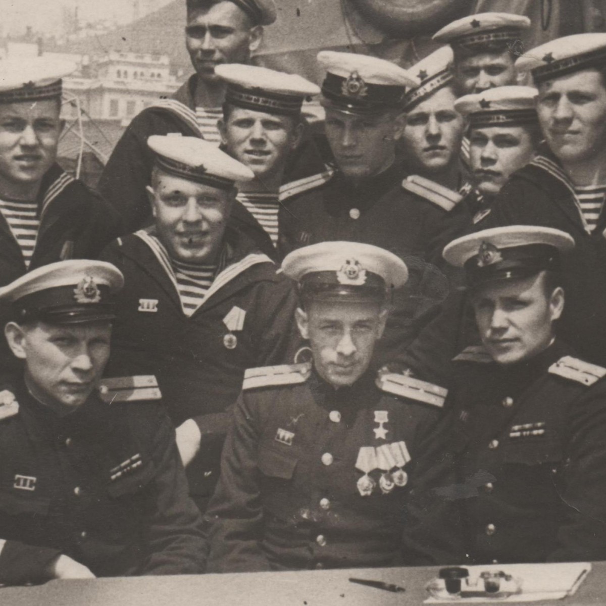 Photo of Hero of the Soviet Union L.N. Balyakin with the team of the Snowstorm guard