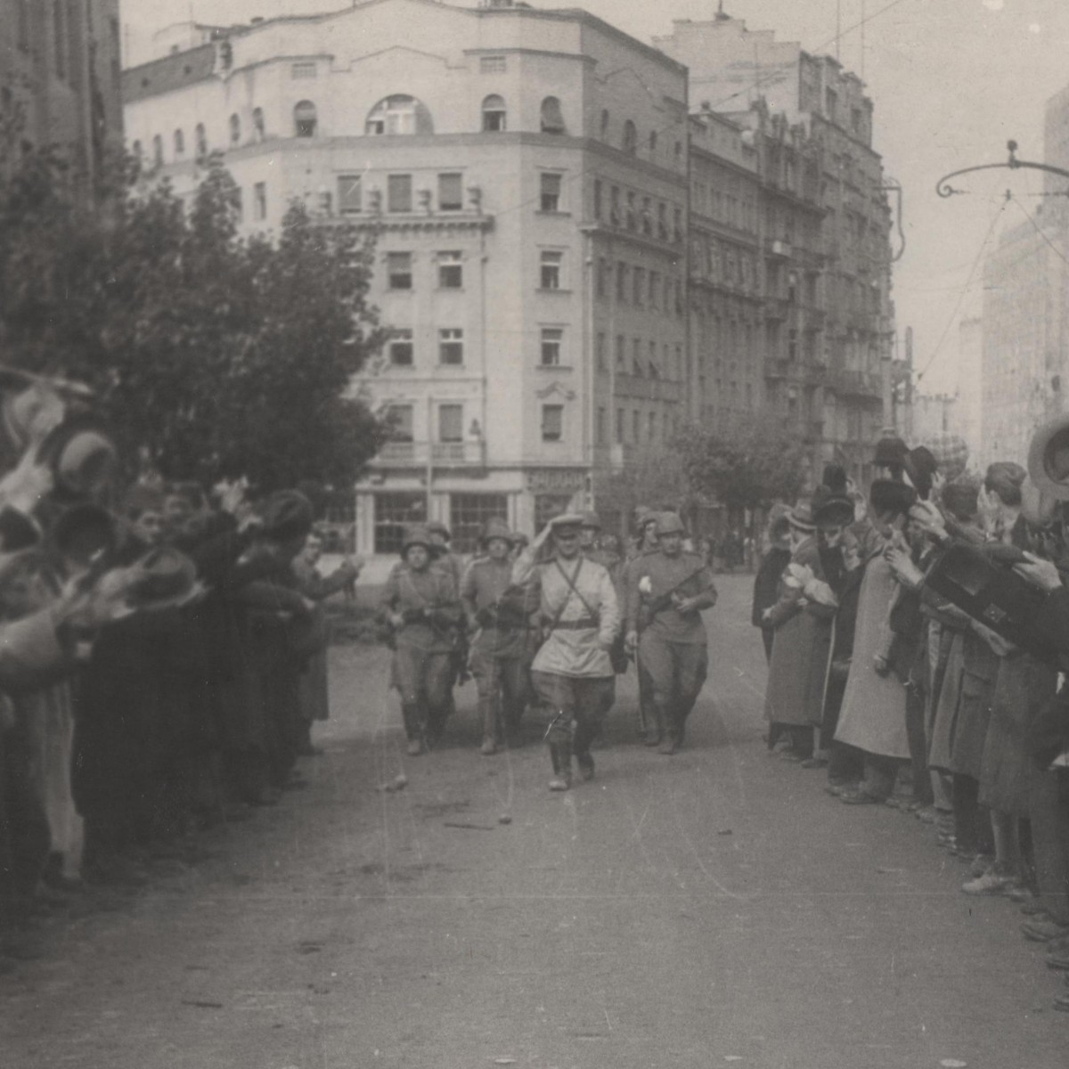 Photo of Soviet soldiers and local residents against the background of the Balkan Hotel in Belgrade, 1944