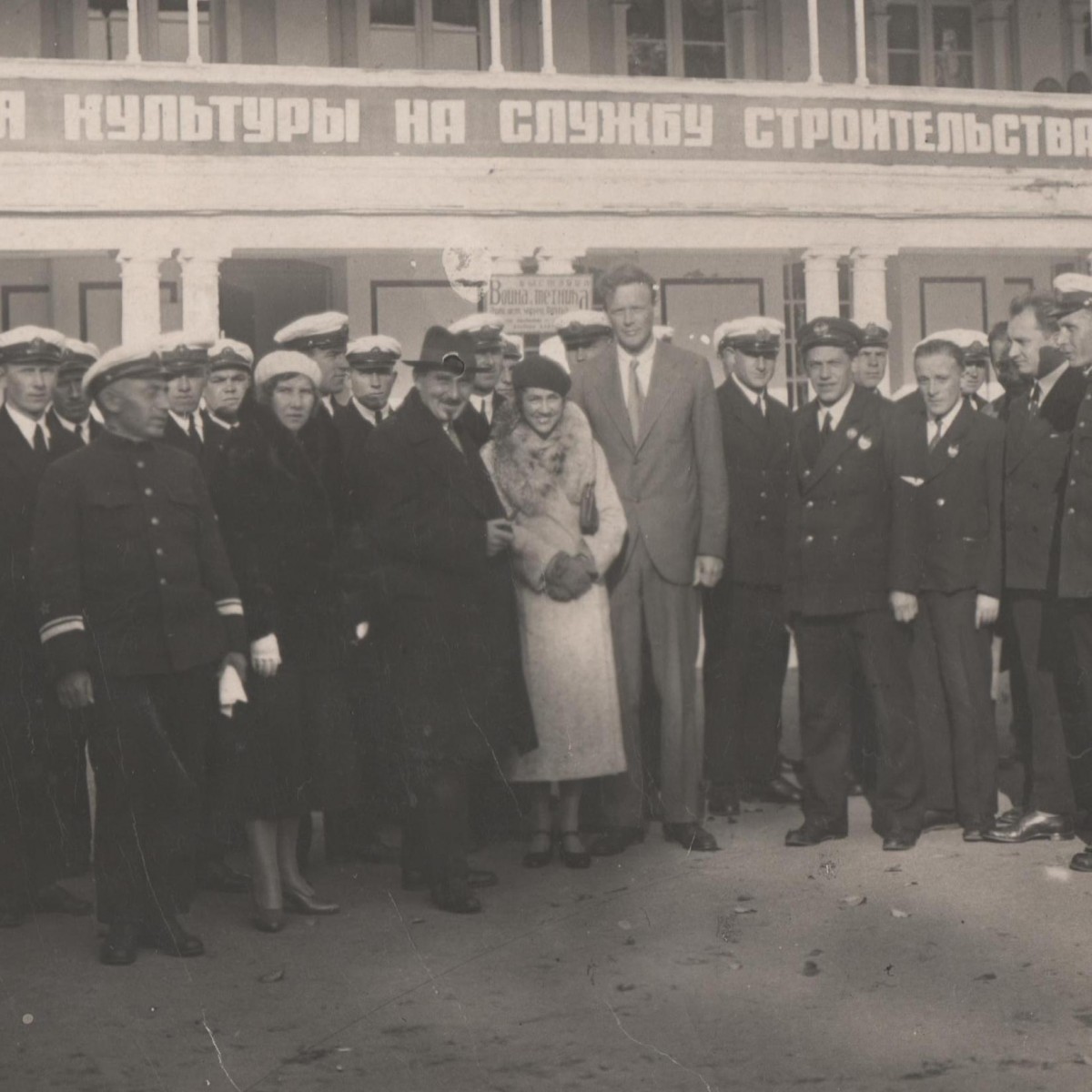 Photos of the commanders of the Red Army and naval aviation pilots before the exhibition "War and Technology"