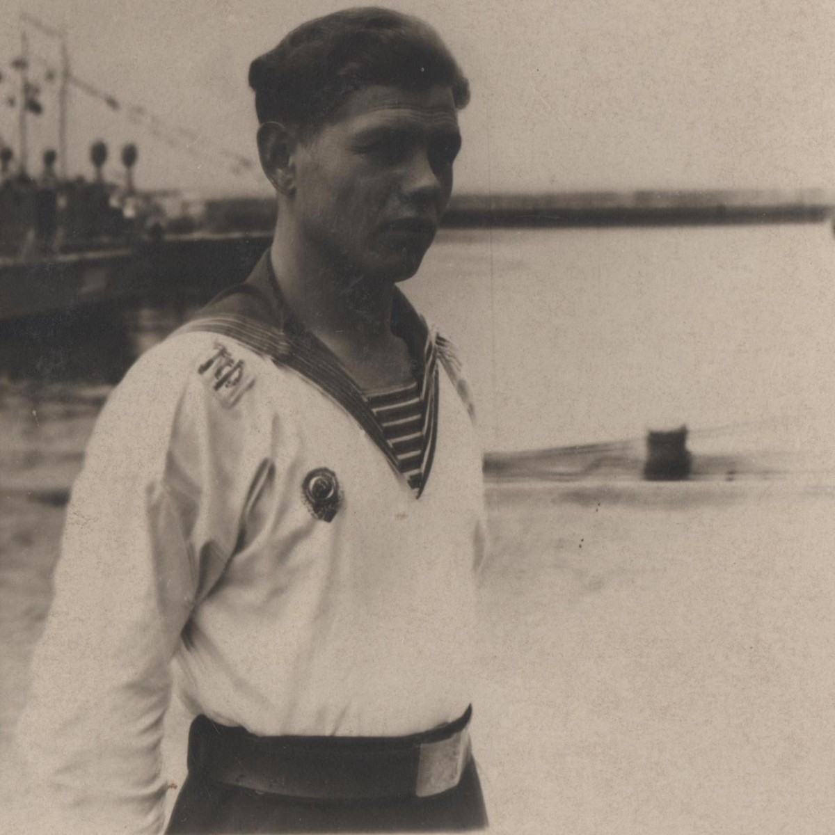 Photo of a sailor of the Pacific Fleet with the sign "Excellent signalman"