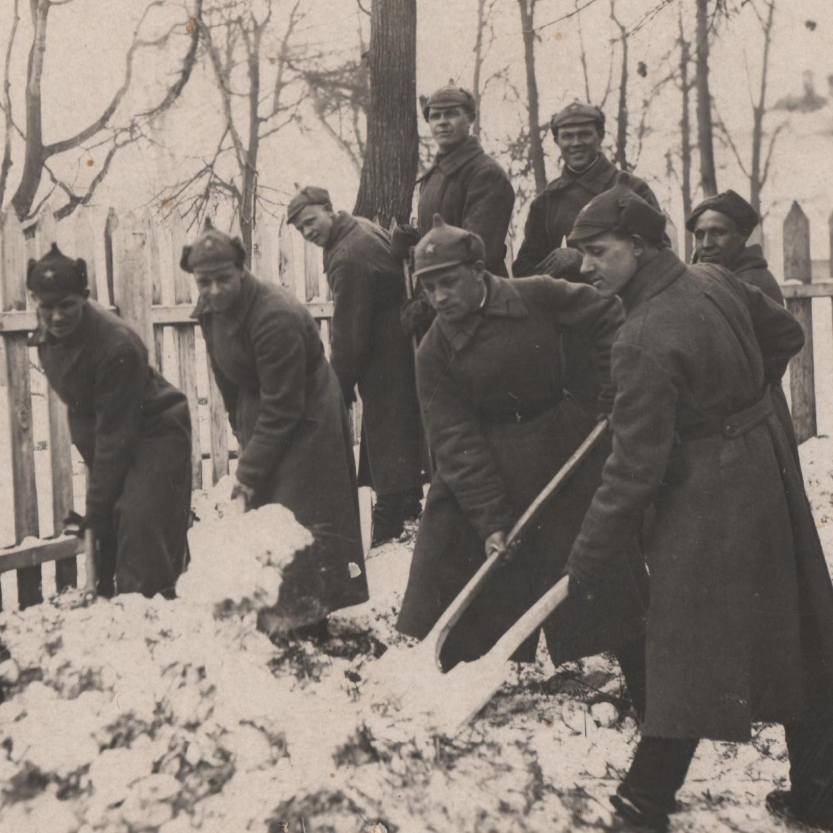 Photos of Red Army soldiers clearing snow