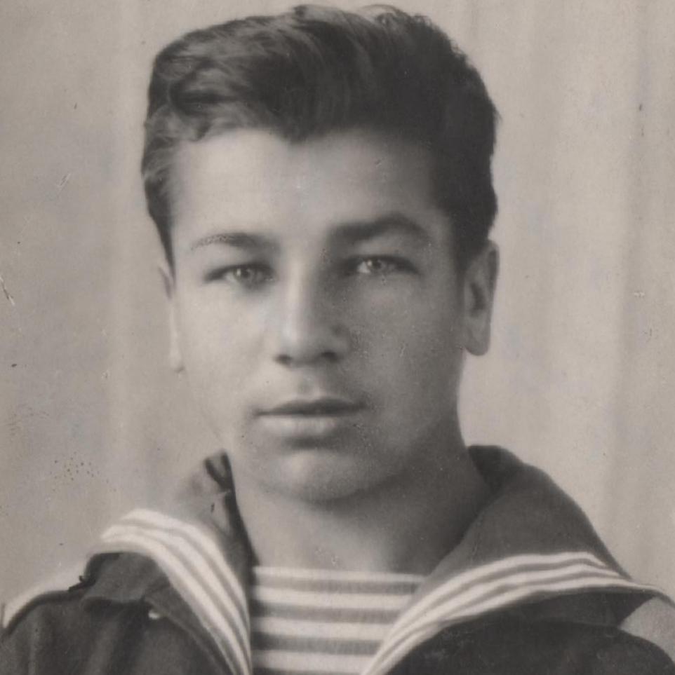 Photo of a sailor with a rare badge of the 1944 Navy aircrew