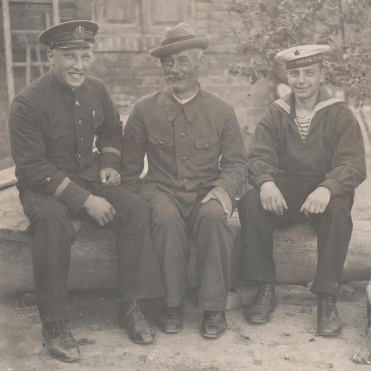 Photo of a sailor at the Naval Aviation School with relatives, 1942