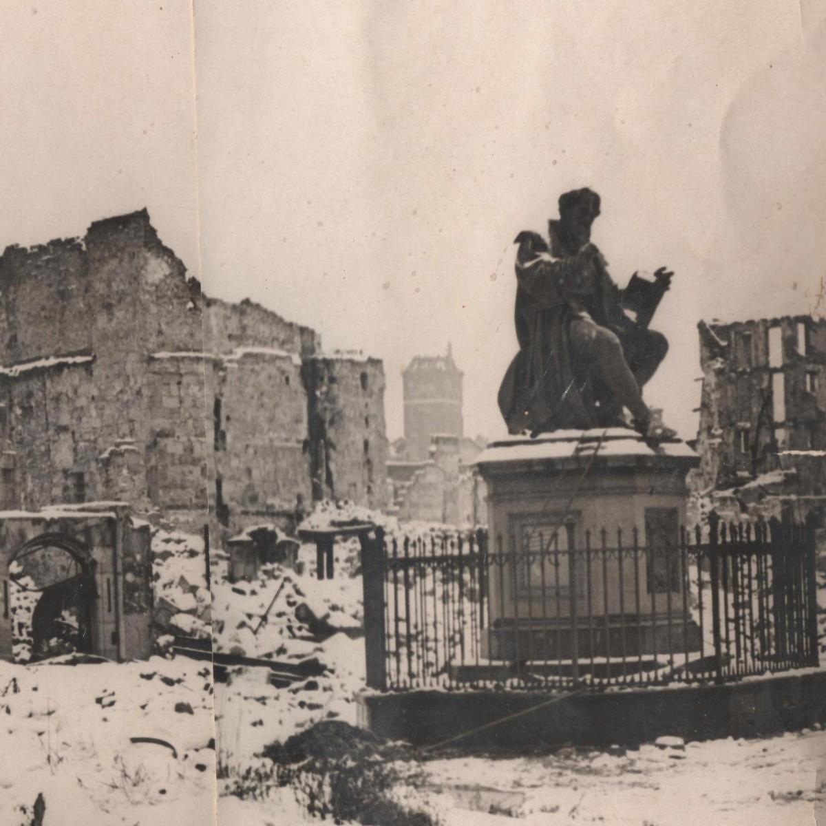 Panoramic view of the destruction of Nuremberg in 1945, photo by E. Chaldea