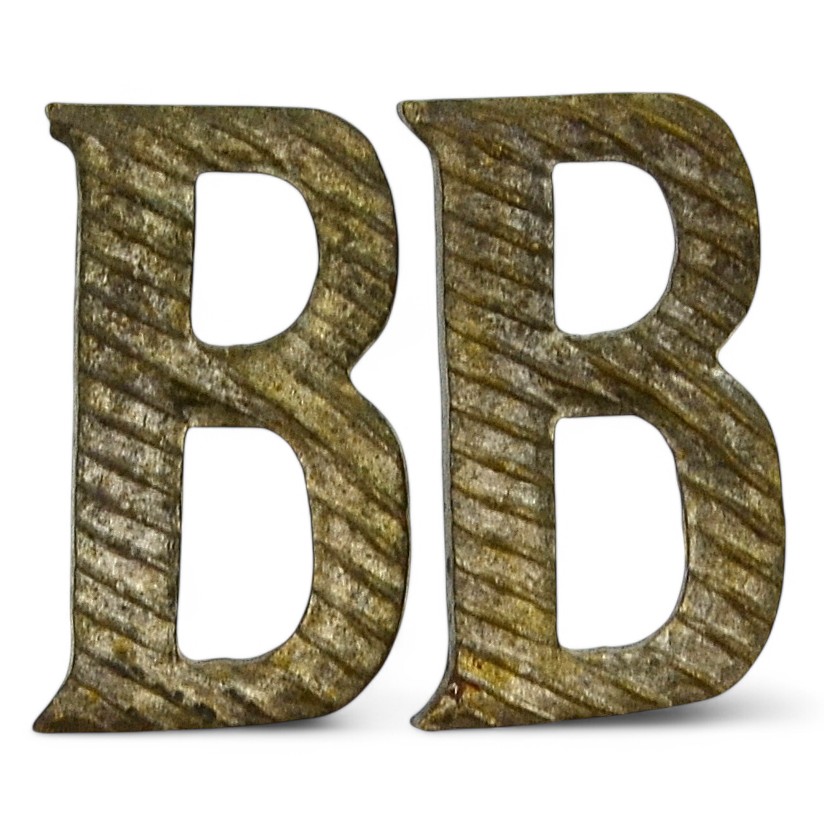 Paired ciphers "B" on the shoulder straps of the RIA officer