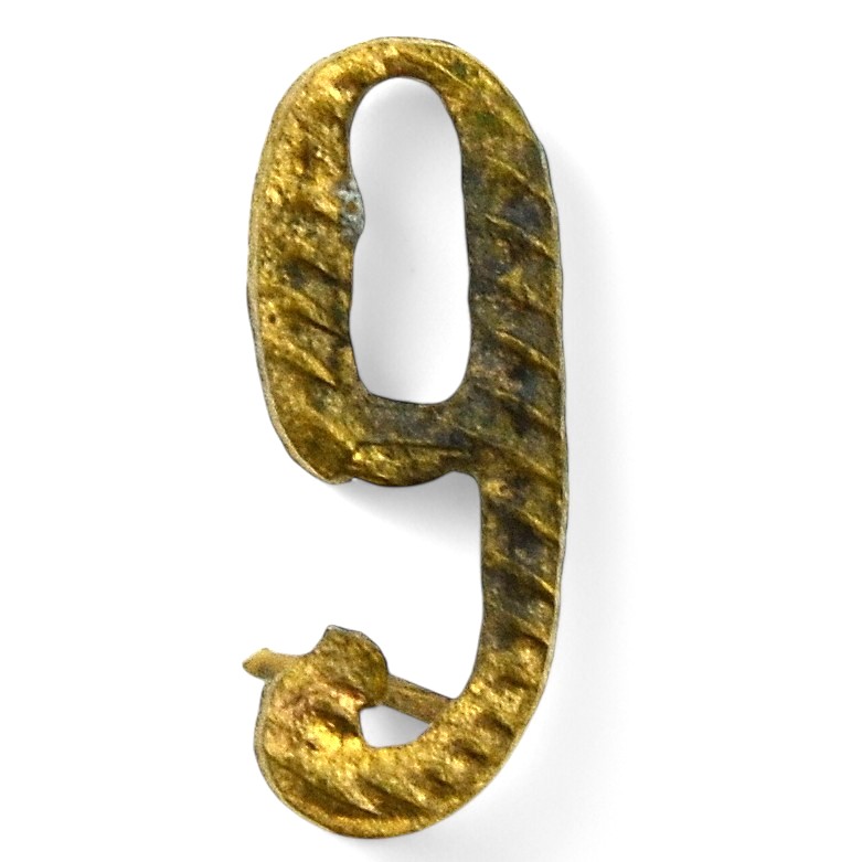 A small number "9" or "6" on the shoulder straps of the RIA officer